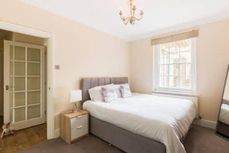 Regency - Private Entrance & Courtyard