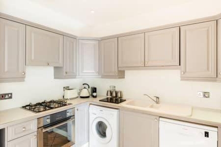 Regency - Private Entrance & Courtyard *