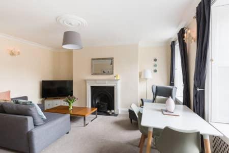Apartment Regency - Private Entrance & Courtyard *